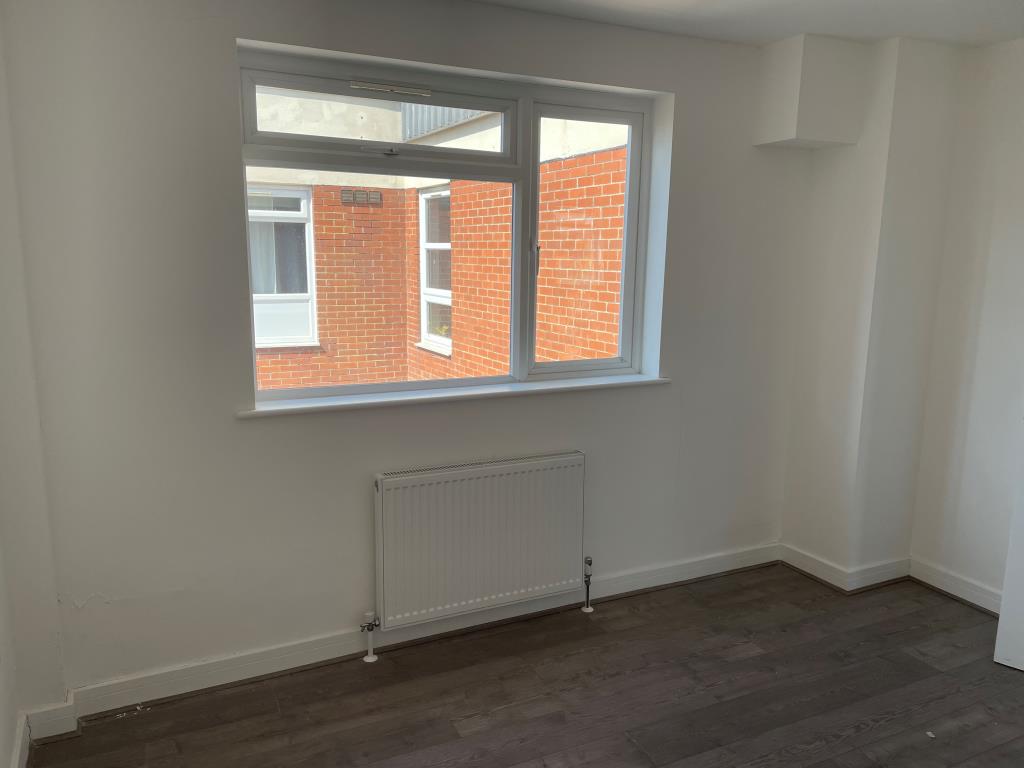 Lot: 61 - MODERN TWO-BEDROOM FLAT IN TOWN CENTRE -
